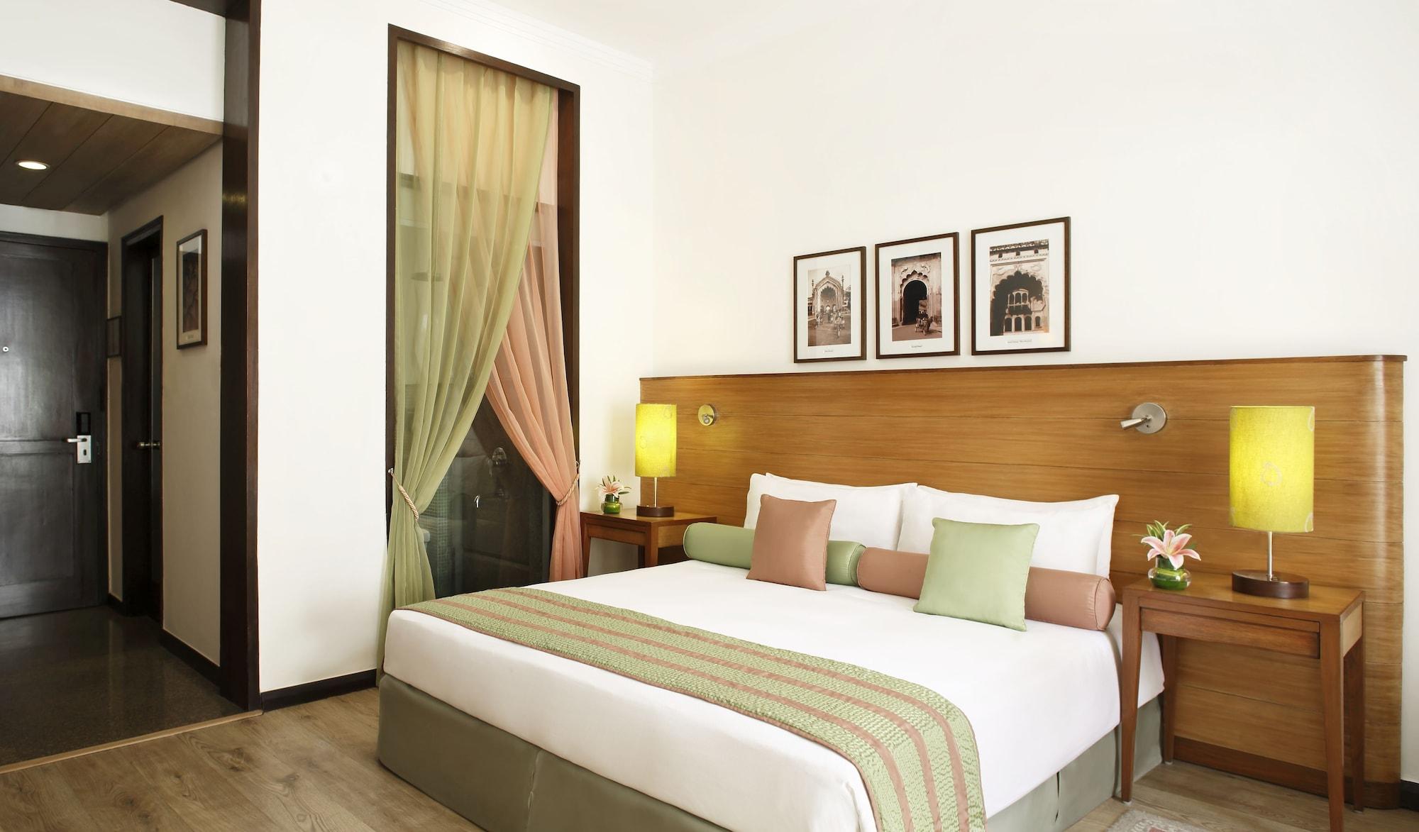 Taj Mahal Lucknow Hotell Exteriör bild