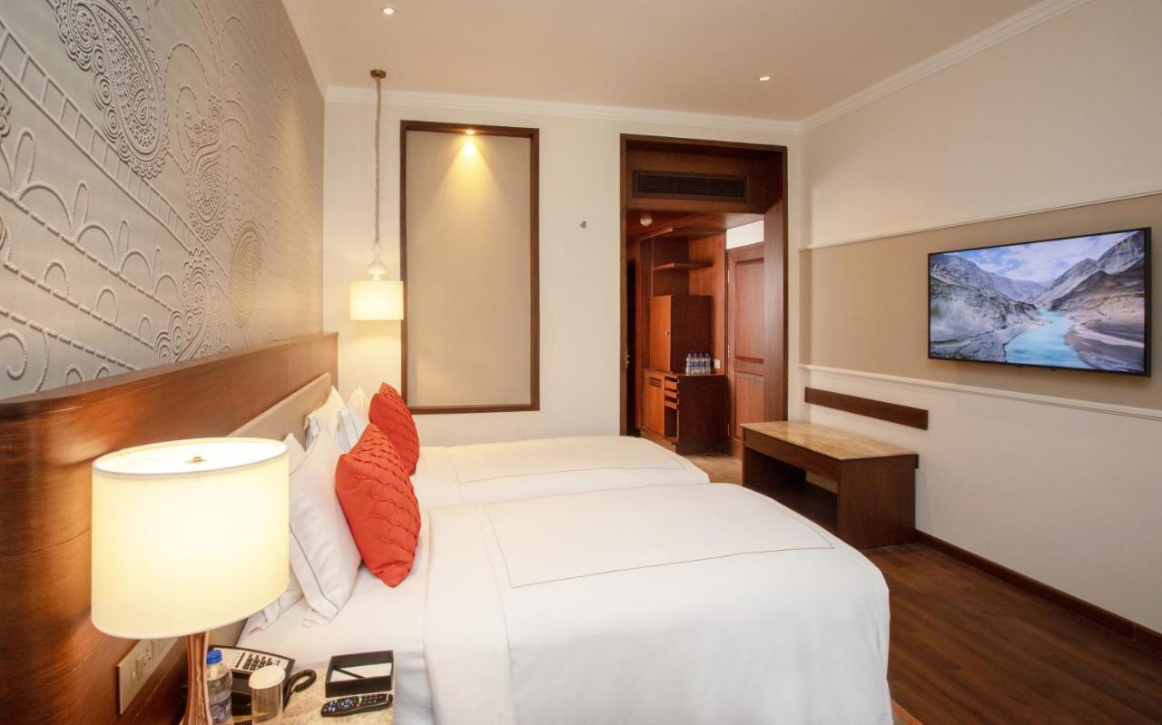 Taj Mahal Lucknow Hotell Exteriör bild