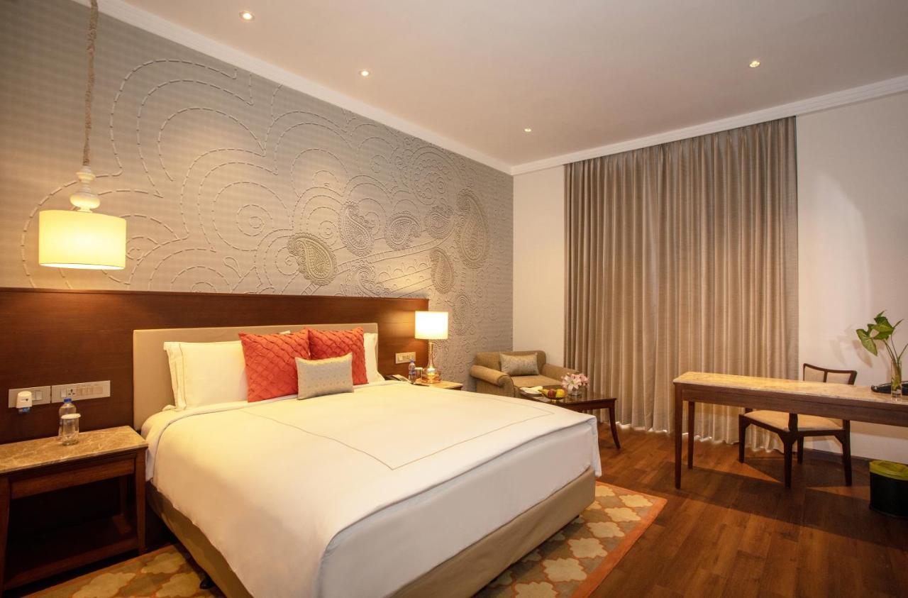 Taj Mahal Lucknow Hotell Exteriör bild