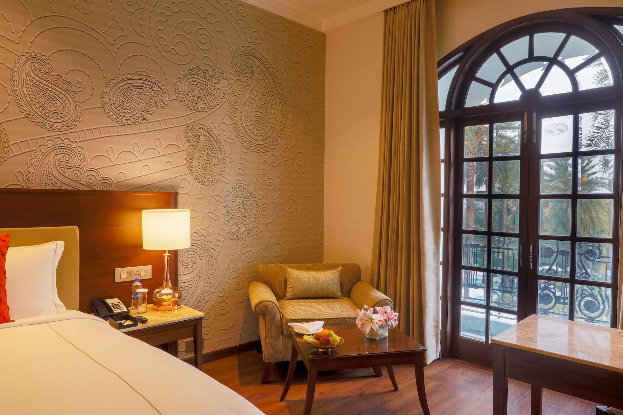 Taj Mahal Lucknow Hotell Exteriör bild