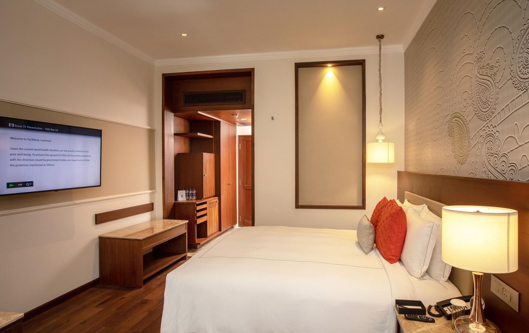 Taj Mahal Lucknow Hotell Exteriör bild