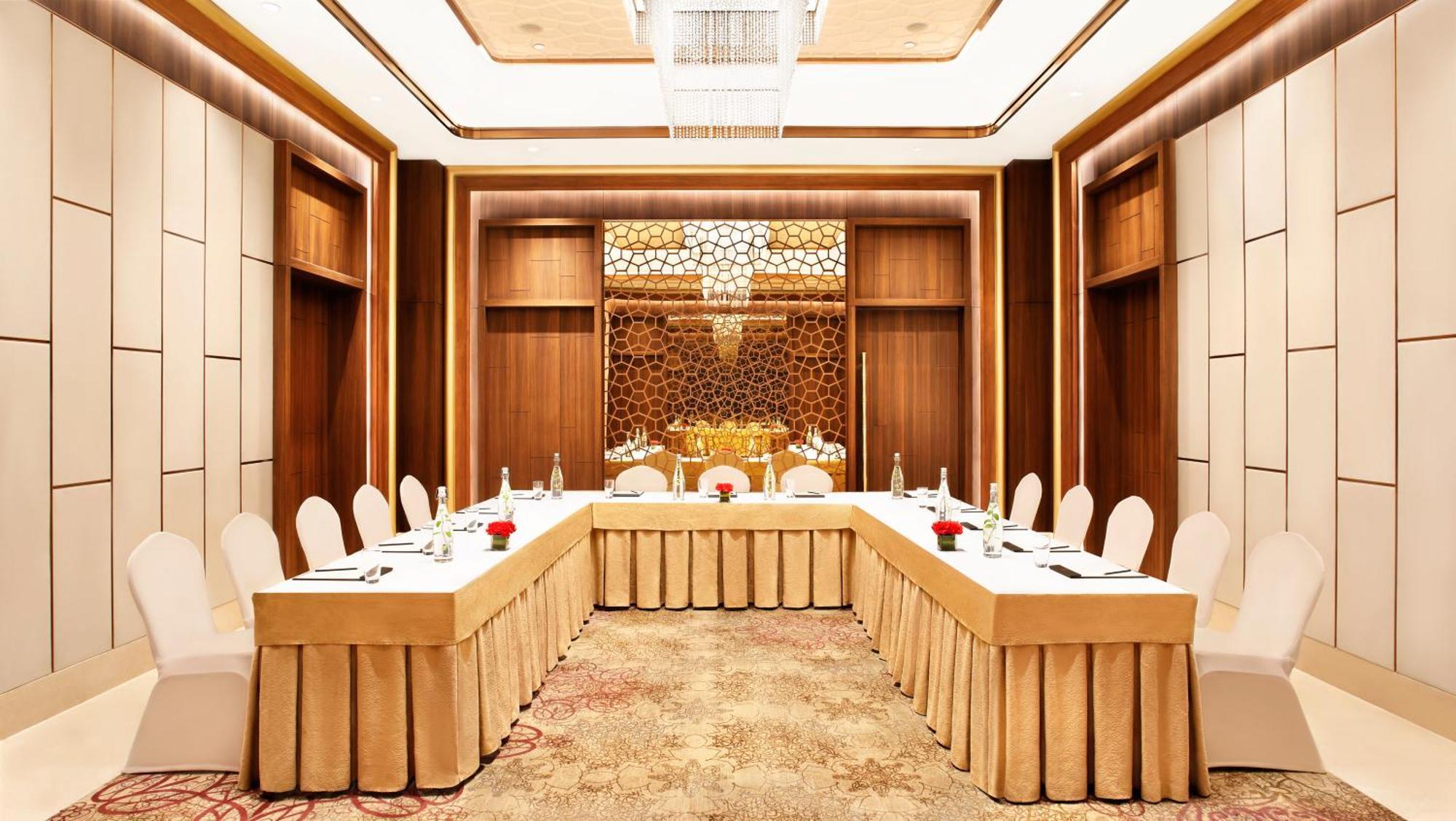 Taj Mahal Lucknow Hotell Exteriör bild