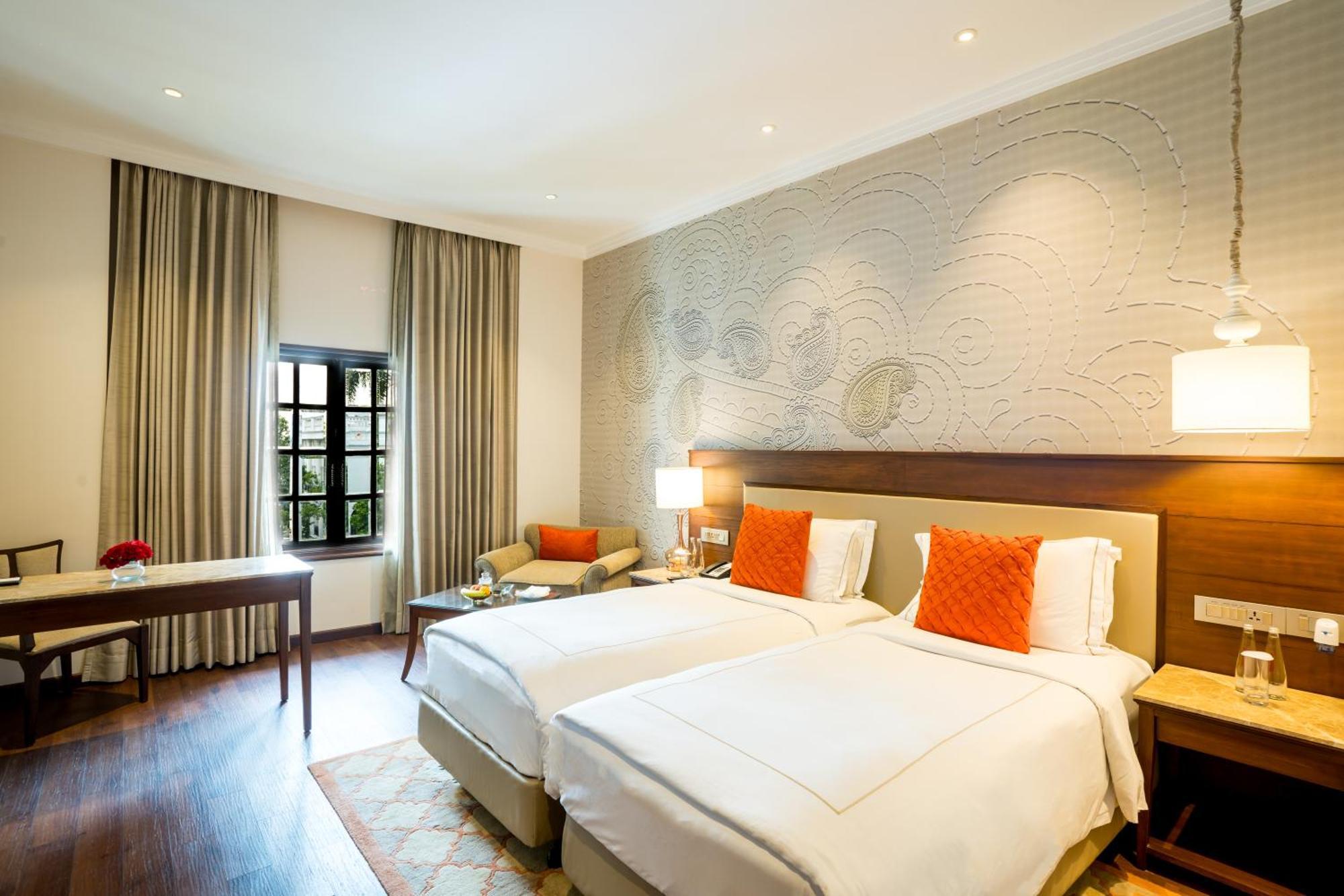 Taj Mahal Lucknow Hotell Exteriör bild