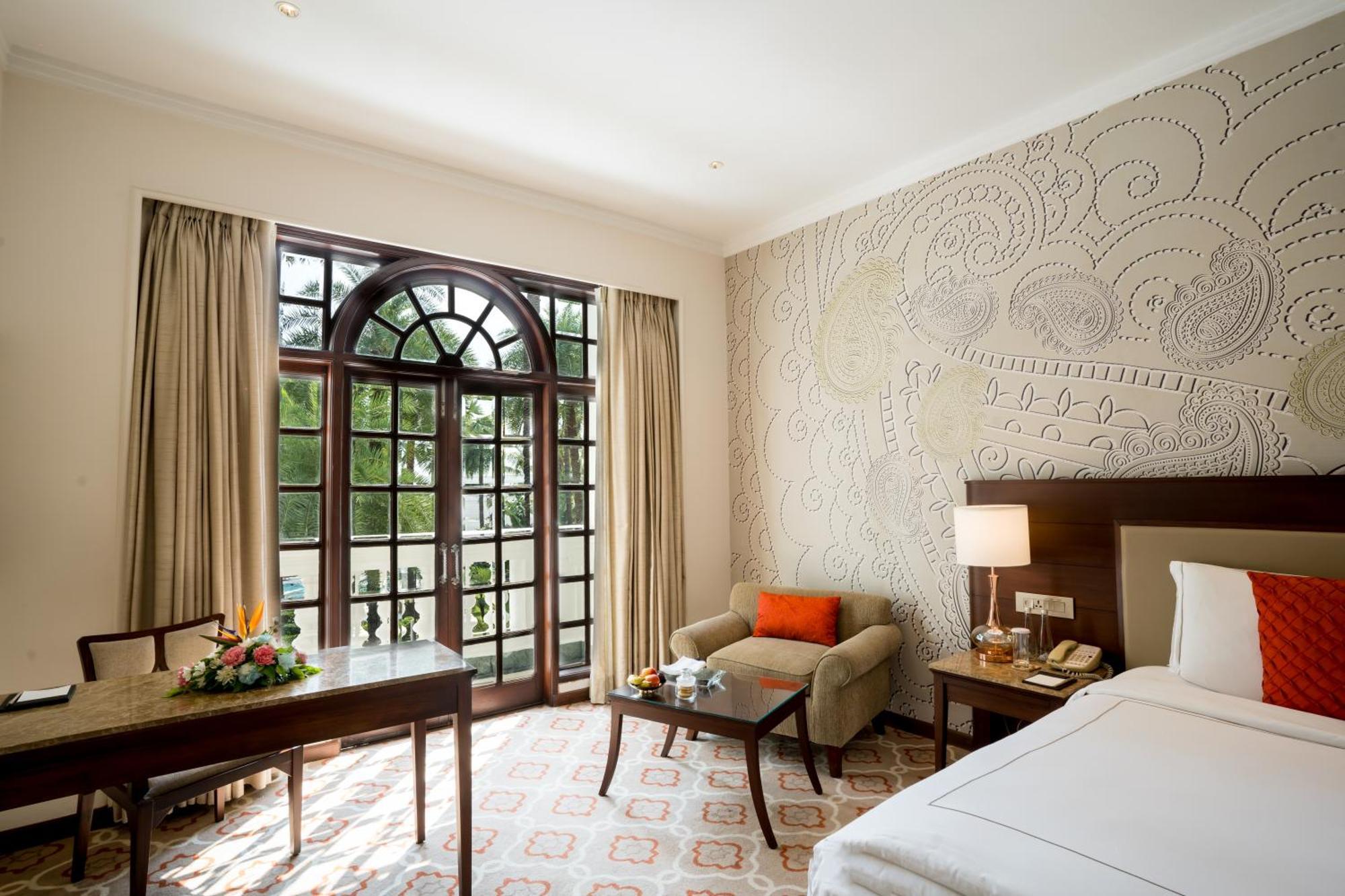 Taj Mahal Lucknow Hotell Exteriör bild