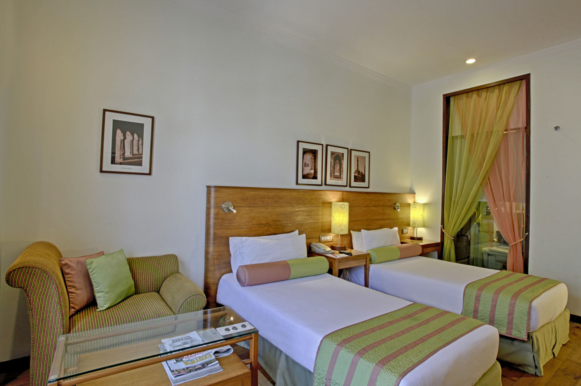 Taj Mahal Lucknow Hotell Exteriör bild