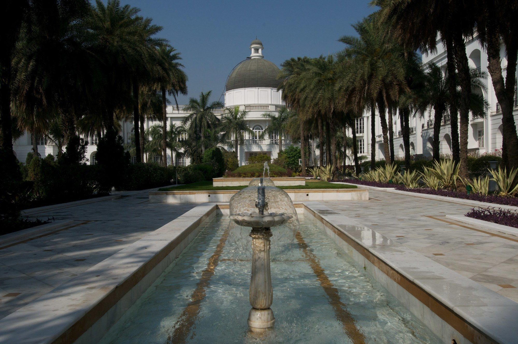 Taj Mahal Lucknow Hotell Exteriör bild