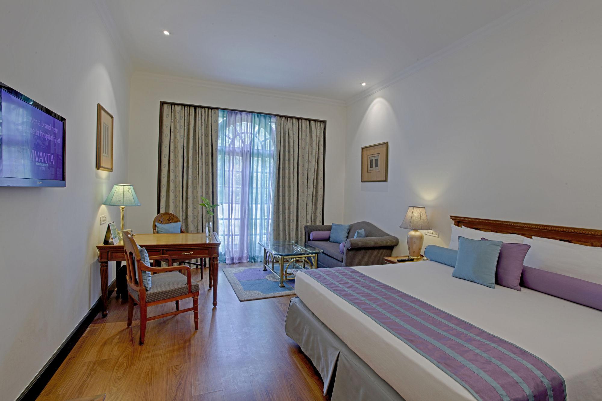 Taj Mahal Lucknow Hotell Exteriör bild