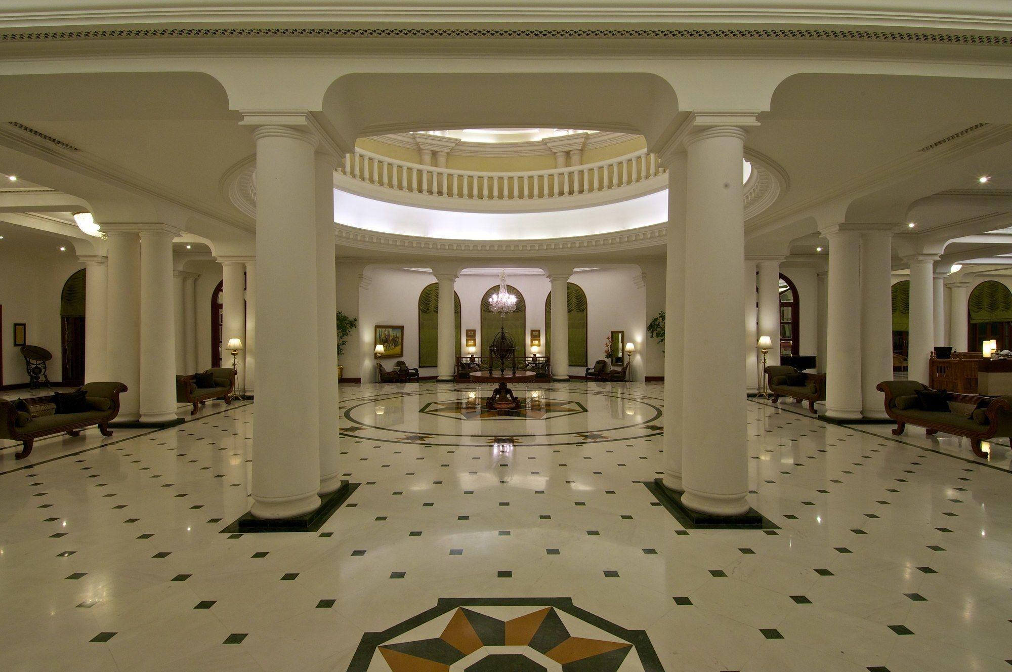 Taj Mahal Lucknow Hotell Exteriör bild