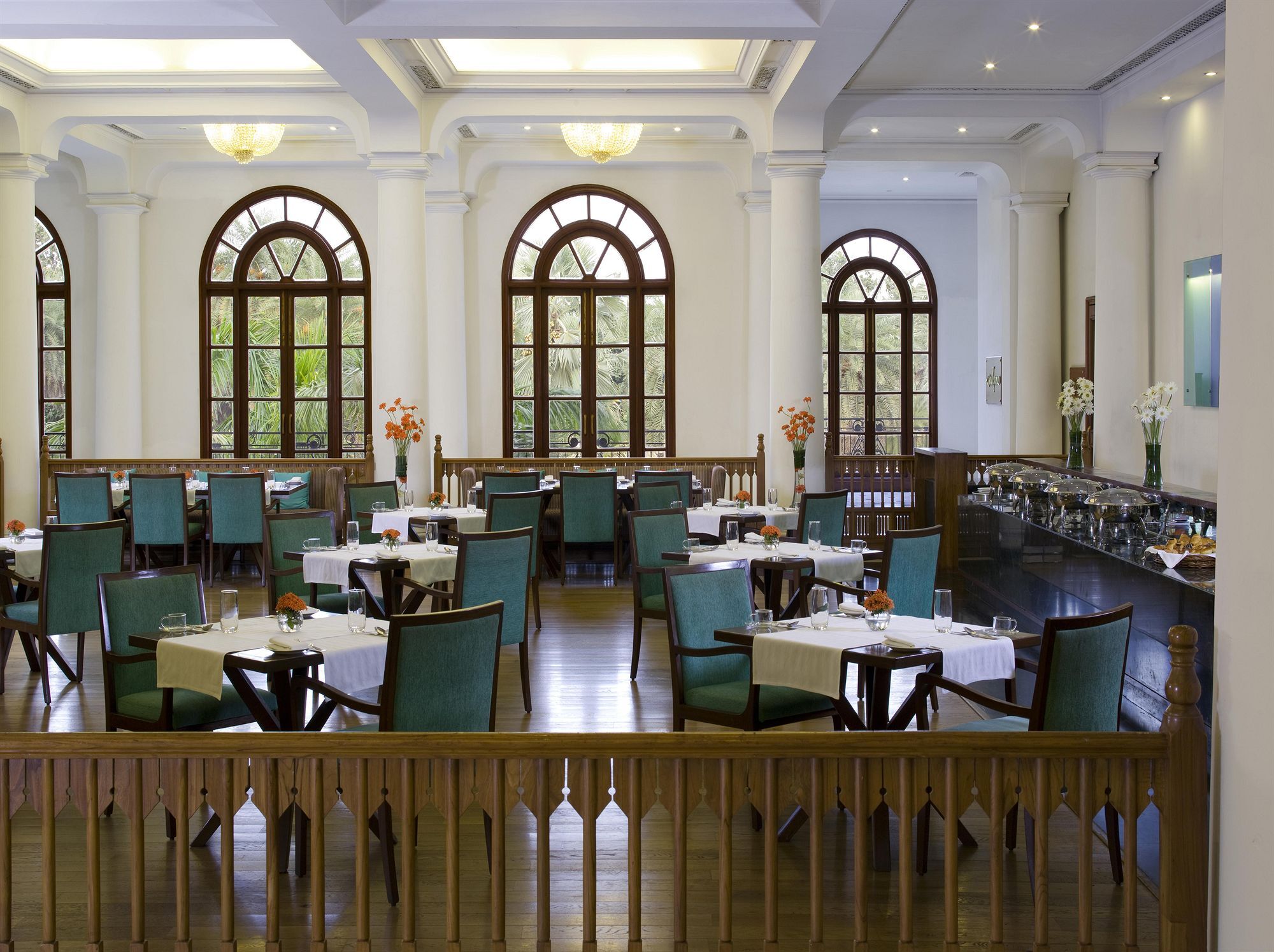 Taj Mahal Lucknow Hotell Exteriör bild