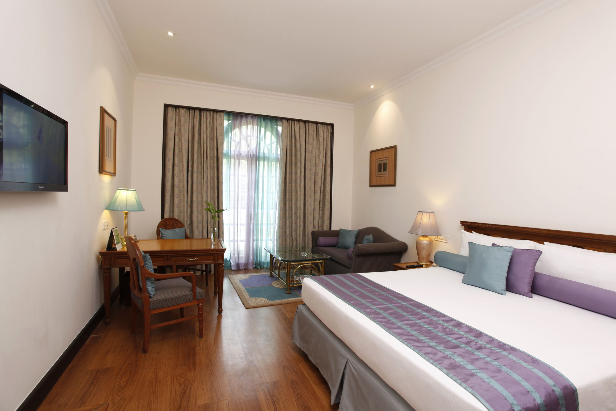 Taj Mahal Lucknow Hotell Exteriör bild