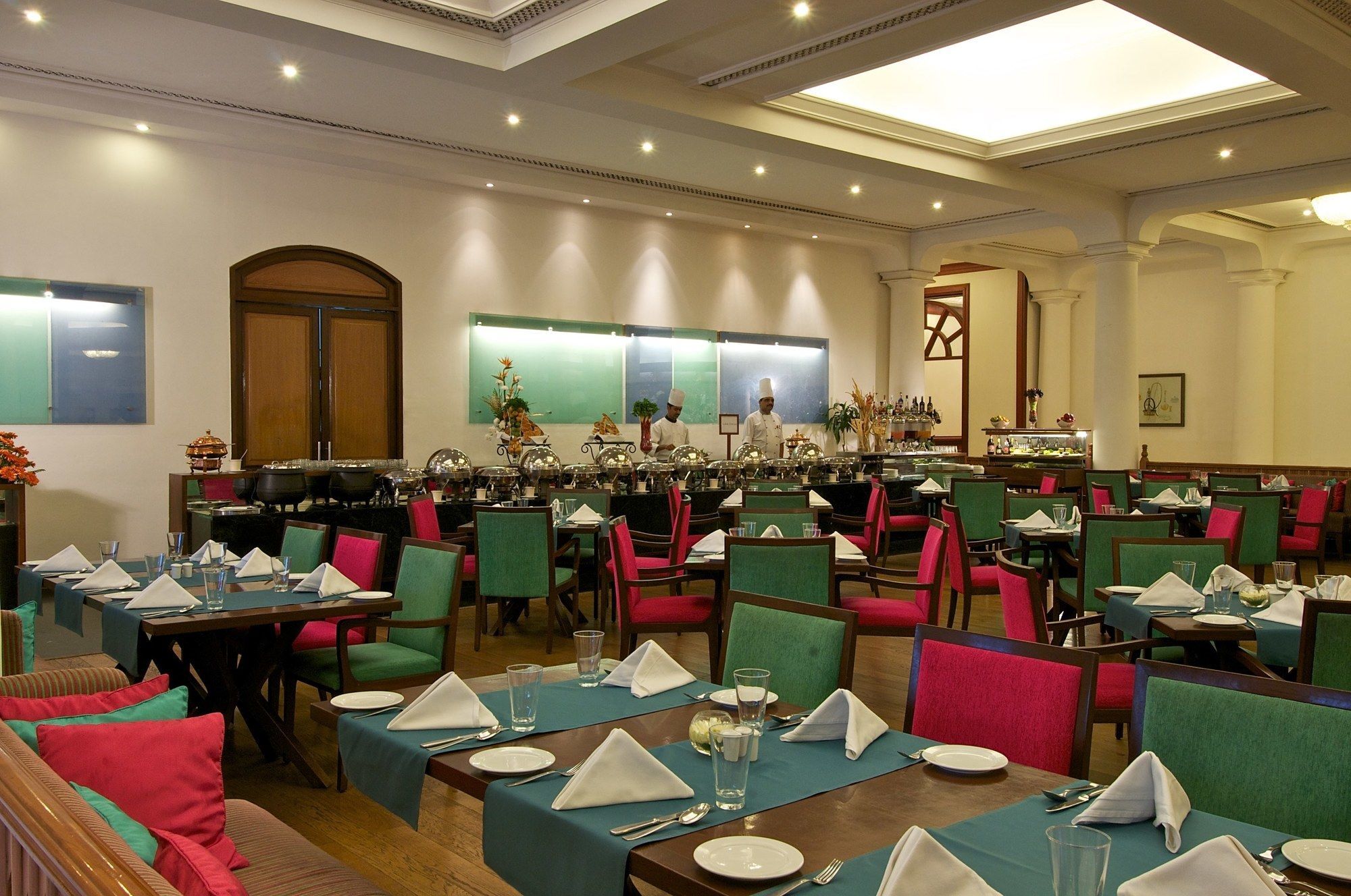 Taj Mahal Lucknow Hotell Exteriör bild