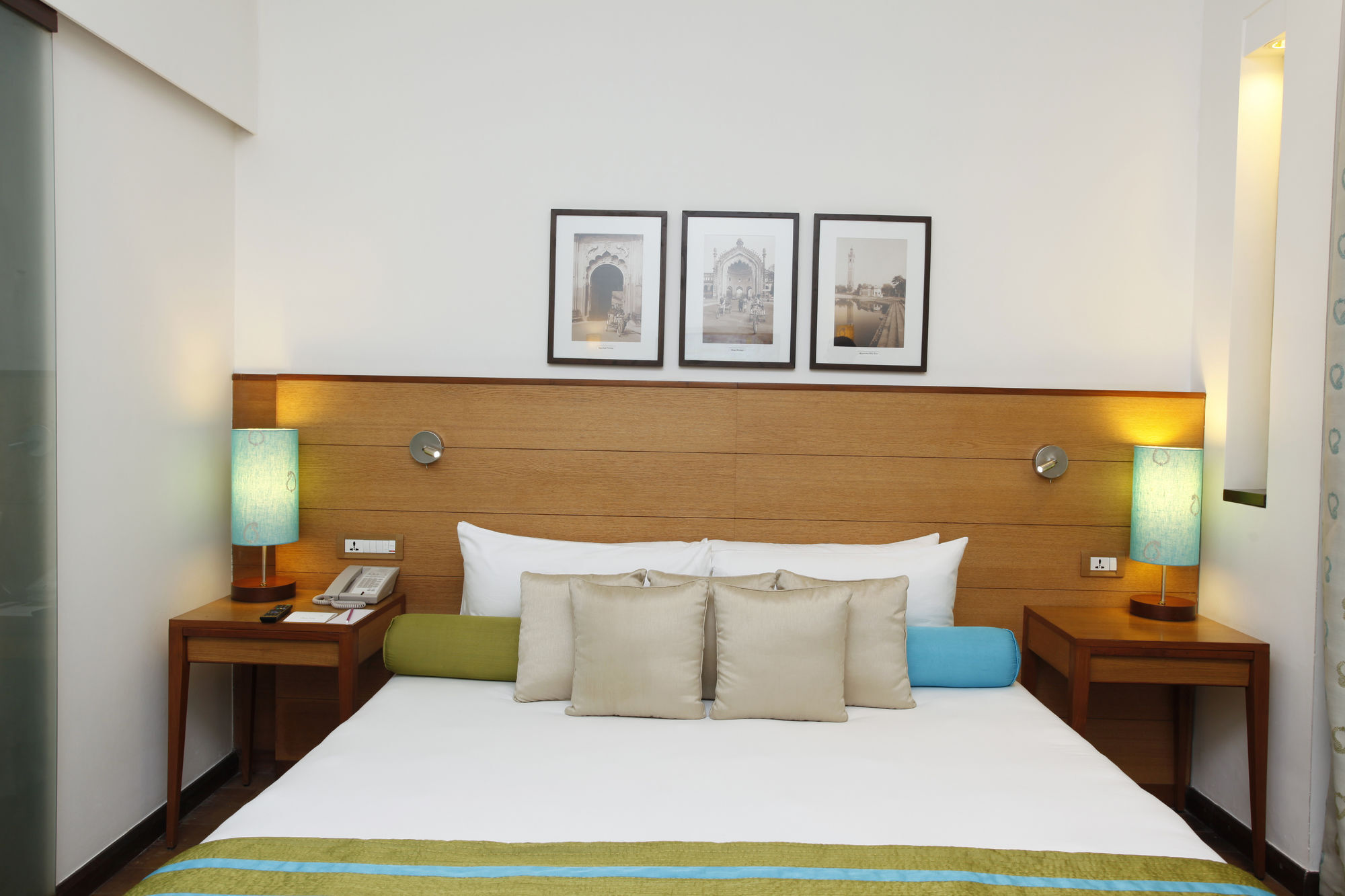 Taj Mahal Lucknow Hotell Exteriör bild