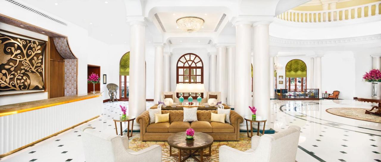 Taj Mahal Lucknow Hotell Exteriör bild