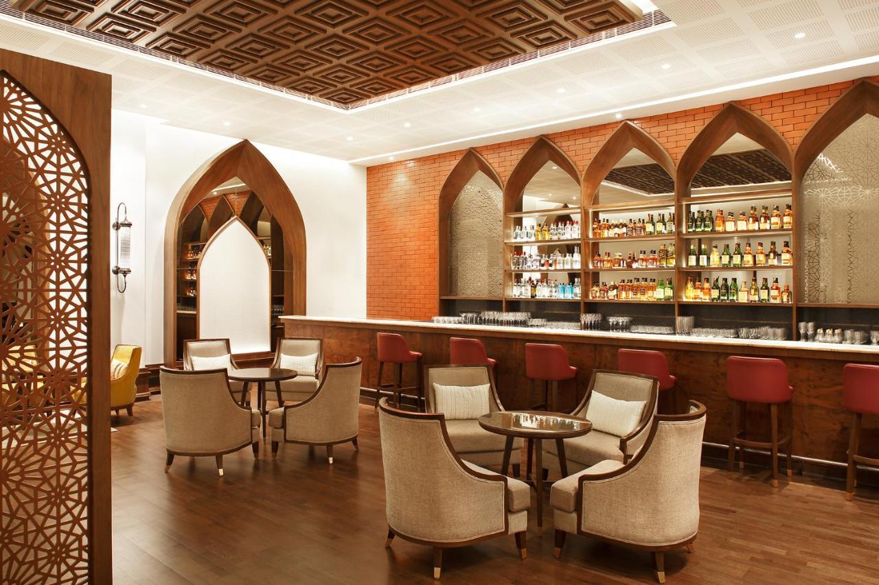 Taj Mahal Lucknow Hotell Exteriör bild